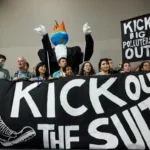 Ilustrasi perdebatan Article 6.4 sebagai mekanisme pasar karbon PBB yang menyeimbangkan proyek hijau, kredit karbon, dan kepentingan lobi industri.