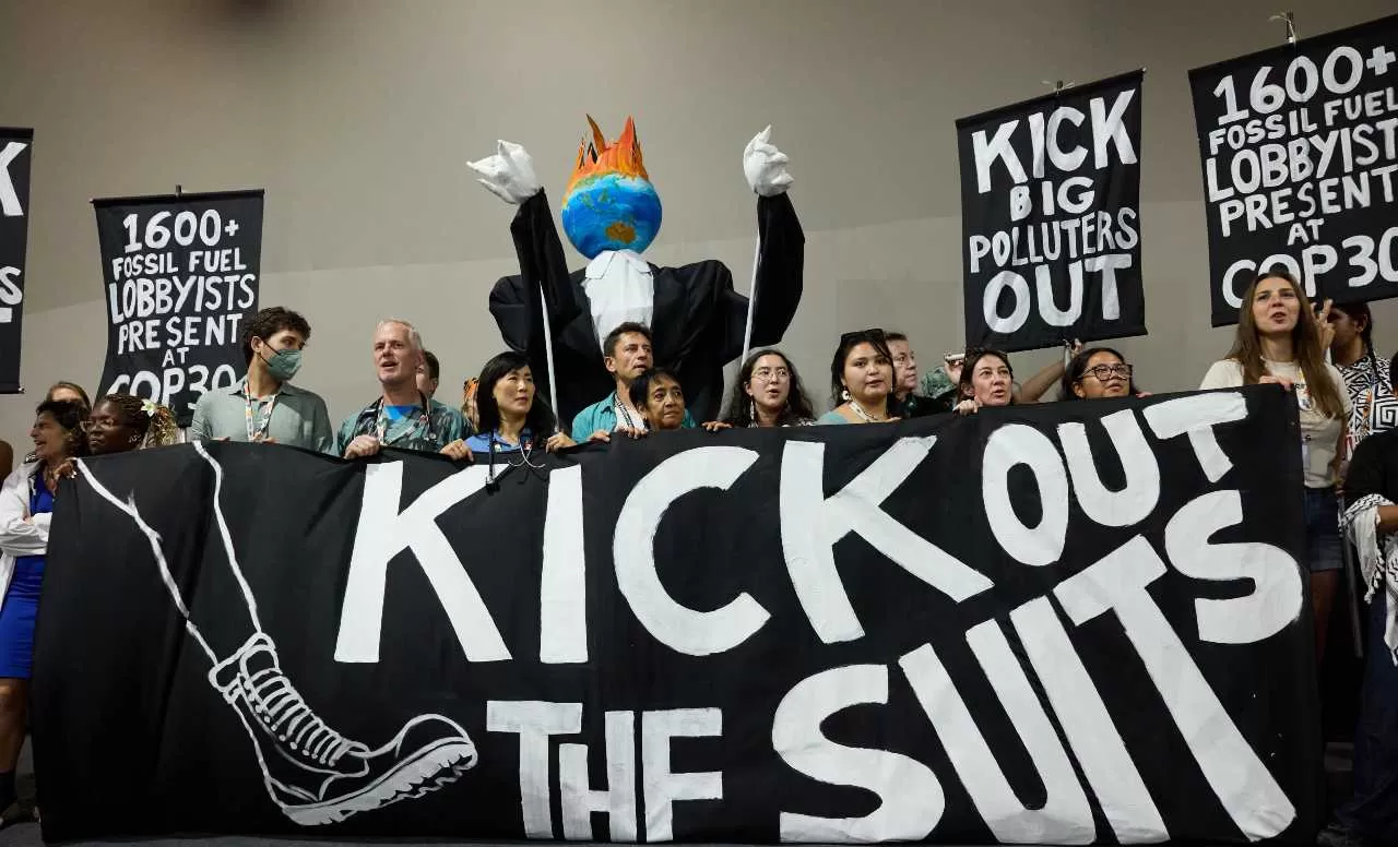 Ilustrasi perdebatan Article 6.4 sebagai mekanisme pasar karbon PBB yang menyeimbangkan proyek hijau, kredit karbon, dan kepentingan lobi industri.