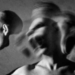 Sketsa seseorang dengan kepala awut-awutan, seperti terpecah antara banyak pikiran dengan ilusi partisipasi