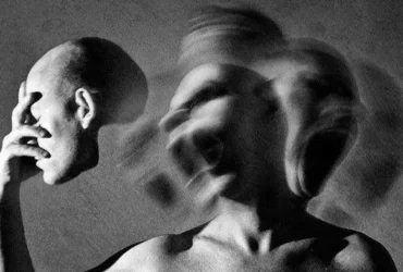 Sketsa seseorang dengan kepala awut-awutan, seperti terpecah antara banyak pikiran dengan ilusi partisipasi