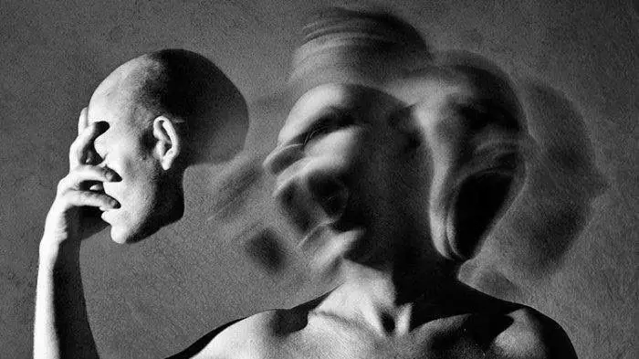 Sketsa seseorang dengan kepala awut-awutan, seperti terpecah antara banyak pikiran dengan ilusi partisipasi