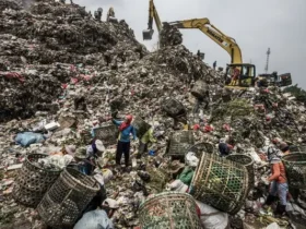 Gunungan sampah di TPA Indonesia menunjukkan krisis sampah dan keterbatasan tempat pemrosesan akhir.