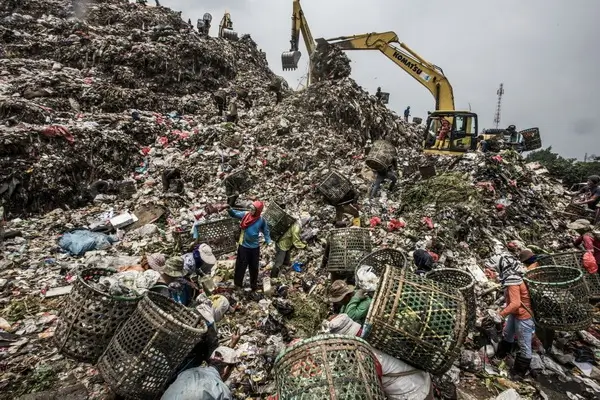 Gunungan sampah di TPA Indonesia menunjukkan krisis sampah dan keterbatasan tempat pemrosesan akhir.