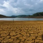Tanah retak akibat kekeringan Indonesia dengan waduk yang menyusut di tengah musim kemarau sebagai dampak perubahan iklim dan krisis air.