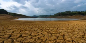 Tanah retak akibat kekeringan Indonesia dengan waduk yang menyusut di tengah musim kemarau sebagai dampak perubahan iklim dan krisis air.