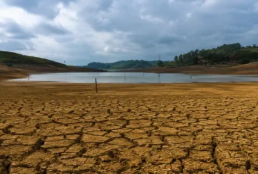 Tanah retak akibat kekeringan Indonesia dengan waduk yang menyusut di tengah musim kemarau sebagai dampak perubahan iklim dan krisis air.