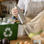 Seseorang menerapkan nol sampah sebagai gaya hidup dengan menggunakan tas belanja pakai ulang, botol minum isi ulang, dan wadah yang dapat digunakan kembali untuk mengurangi sampah plastik.
