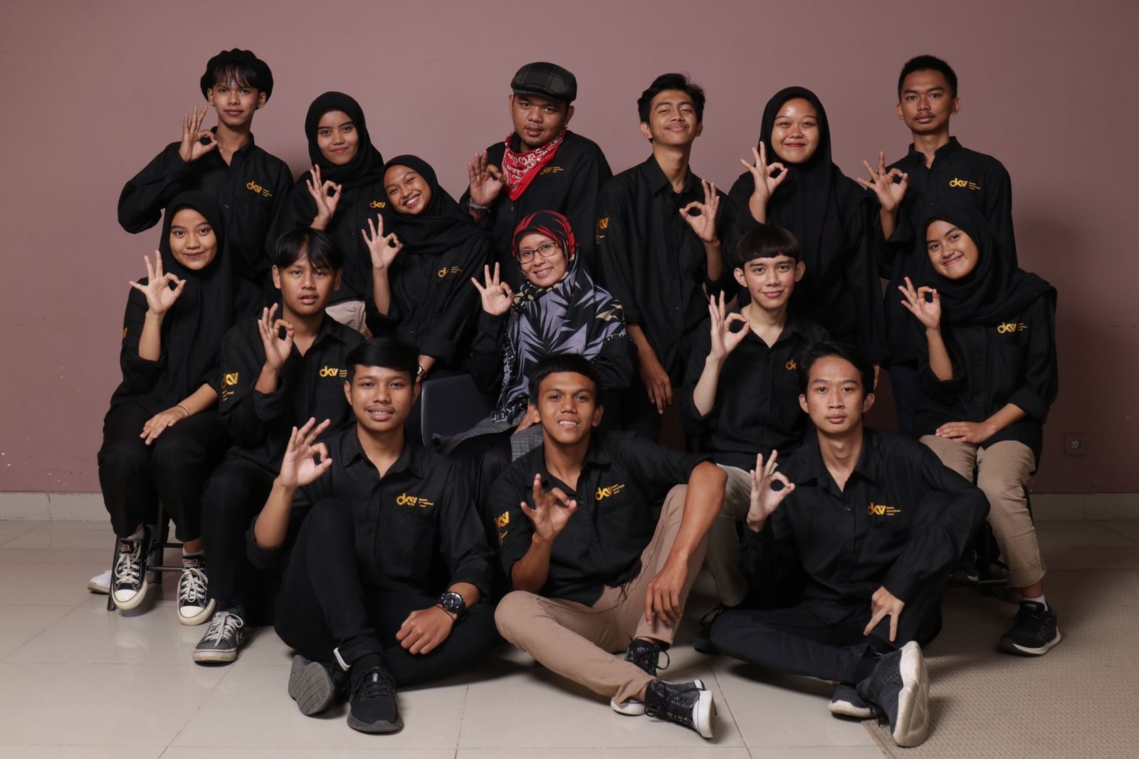 Kelompok pemuda beraksi dalam gerakan sosial, menunjukkan semangat inovasi dan kolaborasi.