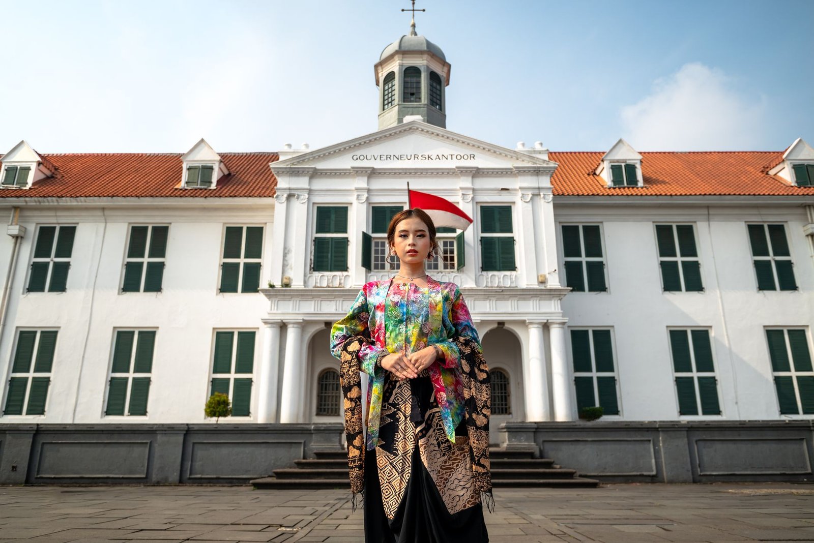 Pemandangan futuristik kota Indonesia dengan gedung hijau, transportasi listrik, dan ruang publik ramah lingkungan