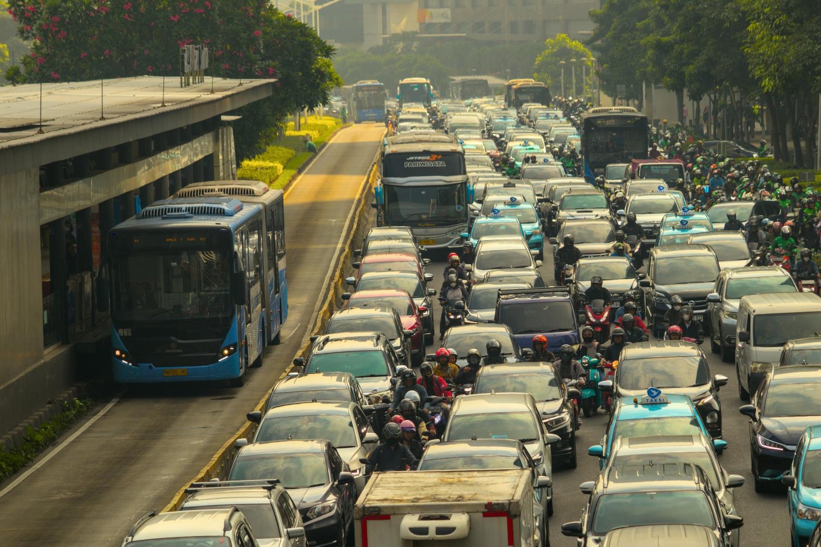 Diagram menunjukkan faktor utama penyebab perubahan iklim seperti emisi CO₂, deforestasi, dan pertanian intensif.