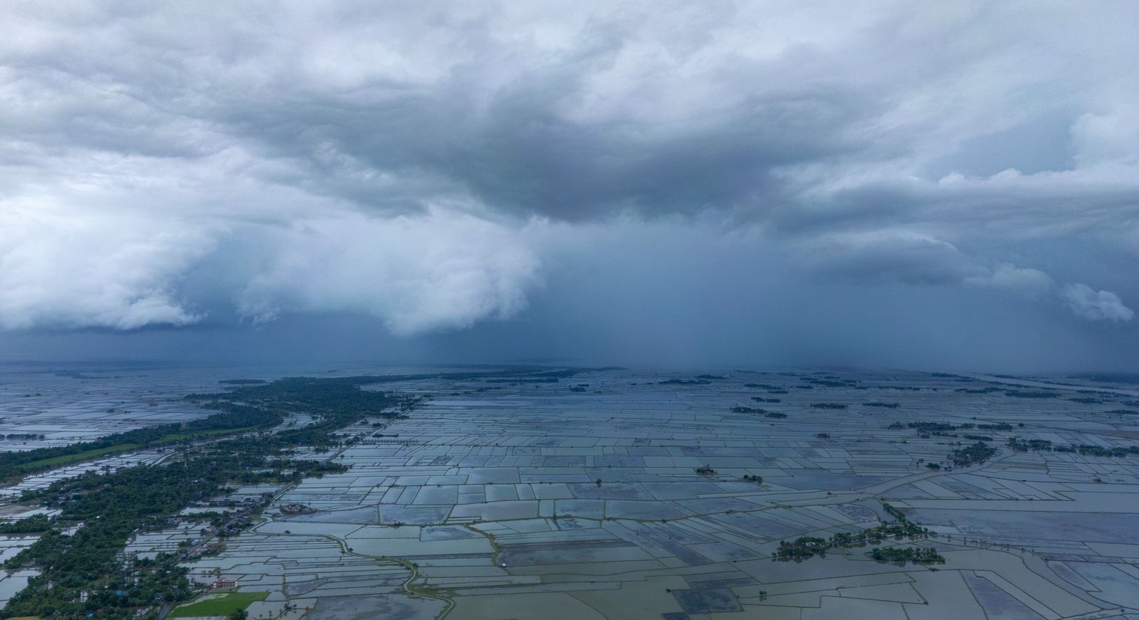 Awan gelap berubah menjadi cerah, menandakan perubahan cuaca yang cepat di daerah perkotaan