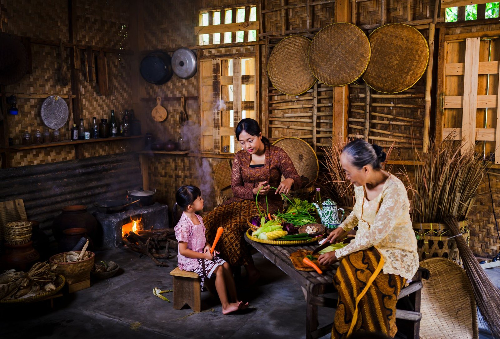 Orang bersepeda, menanam pohon, dan memakai tas belanja kain memperlihatkan gaya hidup rendah karbon.