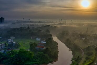 Kota Indonesia yang terdampak krisis iklim dengan cuaca ekstrem, polusi udara, dan perubahan lingkungan yang memengaruhi kehidupan masyarakat.