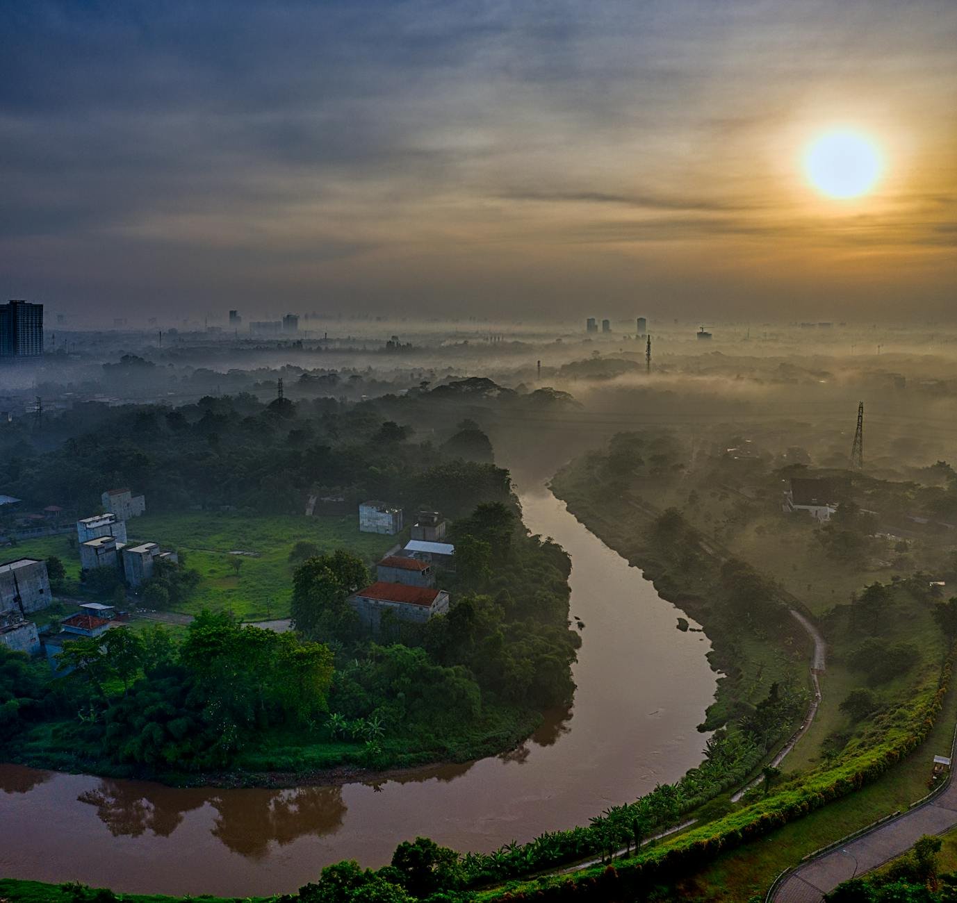 Gambar suhu bumi naik, ilustrasi planet mengeluarkan asap panas menandakan pemanasan global