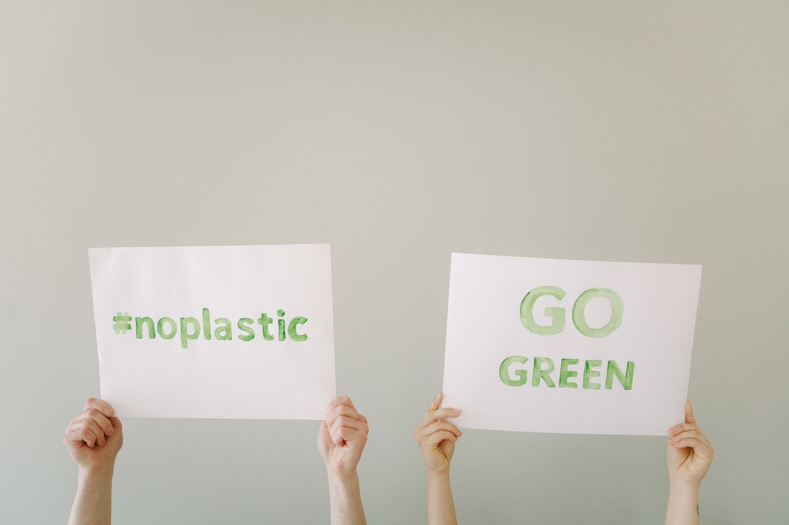 Ilustrasi greenwashing perusahaan yang menutupi dampak lingkungan dengan klaim ramah lingkungan palsu.